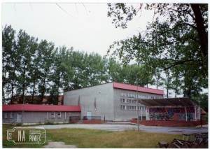 Koniec lat 90. Sala gimnastyczna przy szkole podstawowej w Radwanic i po prawej amfiteatr